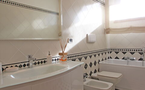 Marina Apartment: Badezimmer, Zimmer, Eigentum, Interior Design, Fliese, Die Architektur, Gebäude, Fussboden, Haus, Design