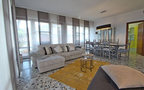 Marina Apartment: Zimmer, Eigentum, Möbel, Interior Design, Gebäude, Wohnzimmer, Haus, Grundeigentum, Fussboden, Tabelle