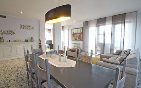 Marina Apartment: Eigentum, Zimmer, Gebäude, Möbel, Esszimmer, Interior Design, Grundeigentum, Haus, Tabelle, Fussboden
