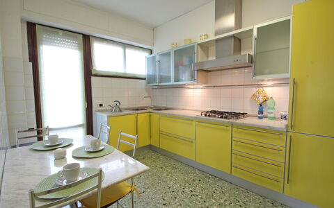 Marina Apartment: Eigentum, Zimmer, Möbel, Gelb, Küche, Gebäude, Cabinetry, Interior Design, Haus, Countertop