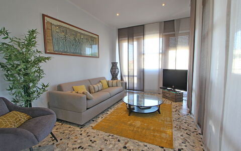 Marina Apartment: Zimmer, Wohnzimmer, Eigentum, Möbel, Interior Design, Gebäude, Grundeigentum, Haus, Zuhause, Fussboden