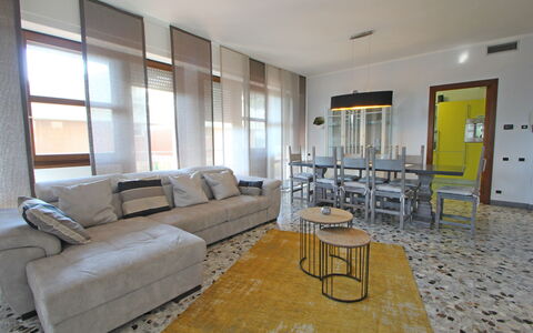 Marina Apartment: Zimmer, Eigentum, Möbel, Gebäude, Interior Design, Wohnzimmer, Gelb, Grundeigentum, Haus, Fussboden