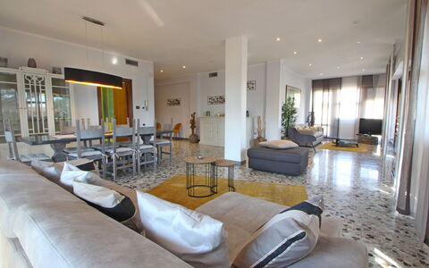 Marina Apartment: Eigentum, Zimmer, Gebäude, Interior Design, Wohnzimmer, Möbel, Grundeigentum, Haus, Fussboden, Zuhause