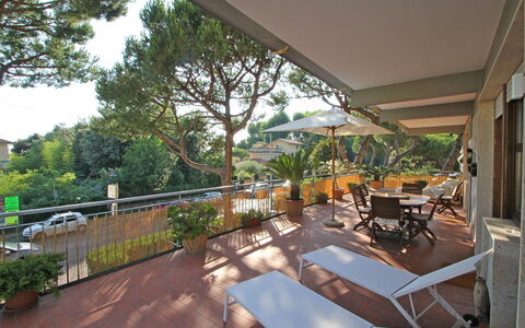 Marina Apartment: Eigentum, Grundeigentum, Gebäude, Hinterhof, Zuhause, Haus, Deck, Zimmer, Veranda, Terrasse