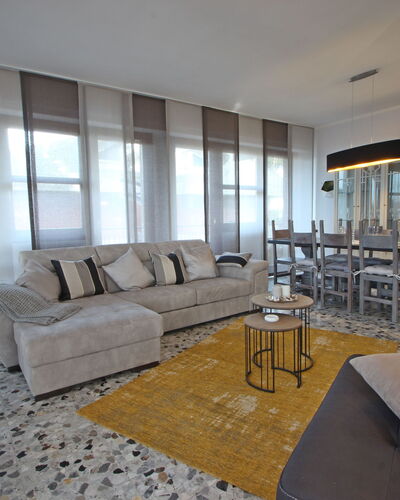 Marina Apartment: Zimmer, Eigentum, Möbel, Interior Design, Gebäude, Wohnzimmer, Haus, Grundeigentum, Fussboden, Tabelle