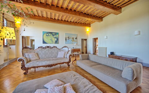 Palazzo Del Capitano: Eigentum, Zimmer, Möbel, Gebäude, Interior Design, Grundeigentum, Haus, Wohnzimmer, Zuhause, Schlafzimmer