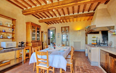 Palazzo Del Capitano: Eigentum, Zimmer, Gebäude, Möbel, Haus, Grundeigentum, Interior Design, Decke, Küche, Estate