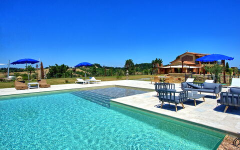 Villa Massimiliano: Schwimmbad, Eigentum, Resort, Grundeigentum, Estate, Gebäude, Freizeit, Haus, Ferienort, Villa
