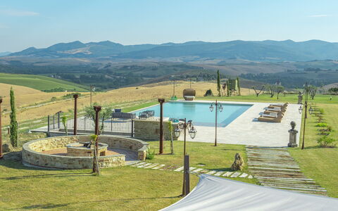Villa Massimiliano: Himmel, Berg, Wasser, Wolke, Schatten, Grundstueck, Gras, Schwimmbad, Natürliche Landschaft, Pflanze