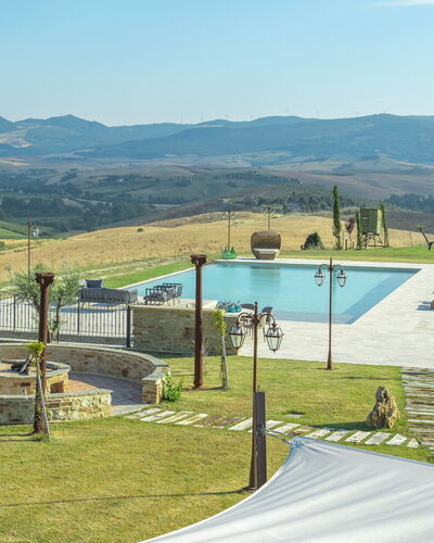Villa Massimiliano: Himmel, Berg, Wasser, Wolke, Schatten, Grundstueck, Gras, Schwimmbad, Natürliche Landschaft, Pflanze
