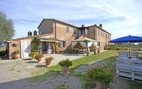 Casale Valdichiana: Eigentum, Haus, Gebäude, Grundeigentum, Zuhause, Hütte, Bauernhaus, Estate, Grundstueck, Villa