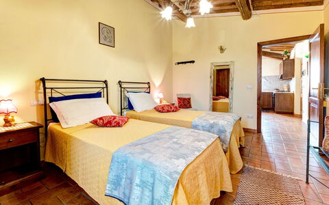 Casale Valdichiana: Schlafzimmer, Bett, Zimmer, Möbel, Eigentum, Bettdecke, Gebäude, Interior Design, Bettrahmen, Haus
