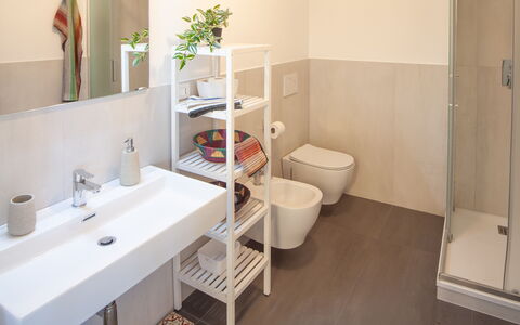 Il Giardino Sul Mare - Levanto: Zapfhahn, Sinken, Armatur, Gebäude, Bad Sink, Badezimmer, Pflanze, Interior Design, Fussboden, Flooring
