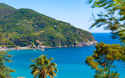 Il Giardino Sul Mare - Levanto: Wasser, Himmel, Berg, Wasservorräte, Natürliche Landschaft, Grün, Azurblau, Baum, See, Küsten Und Ozeanische Forms