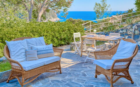 Il Giardino Sul Mare - Levanto: Möbel, Eigentum, Terrasse, Gartenmöbel, Grundeigentum, Zimmer, Wicker, Tabelle, Haus, Tisch Im Freien