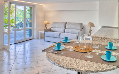Il Giardino Sul Mare - Levanto: Eigentum, Zimmer, Möbel, Interior Design, Wohnzimmer, Grundeigentum, Kaffetisch, Gebäude, Haus, Tabelle