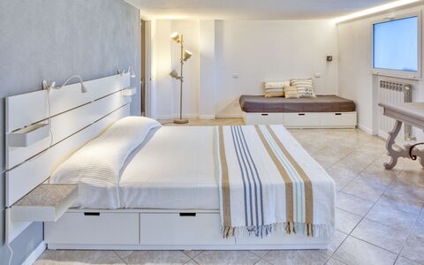 Il Giardino Sul Mare - Levanto: Schlafzimmer, Möbel, Bett, Zimmer, Eigentum, Bettrahmen, Interior Design, Bettdecke, Suite, Fussboden