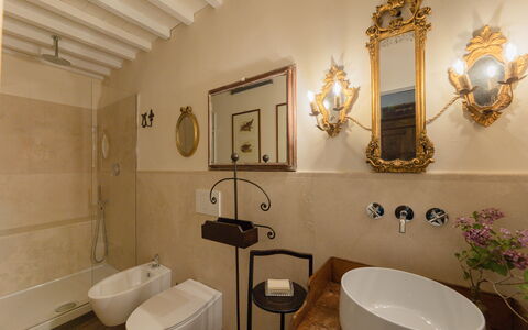 Casa Annateresa: Spiegel, Armatur, Pflanze, Eigentum, Sinken, Bad Sink, Zapfhahn, Badezimmer, Gebäude, Beleuchtung