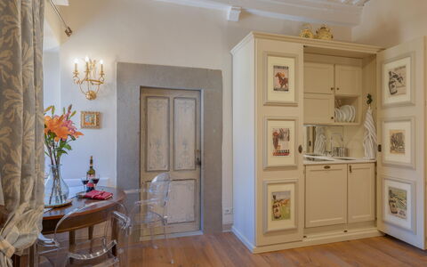 Casa Annateresa: Cabinetry, Eigentum, Bilderrahmen, Möbel, Holz, Interior Design, Beleuchtung, Halle, Tür, Flooring