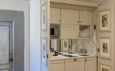 Casa Annateresa: Cabinetry, Eigentum, Countertop, Sinken, Holz, Interior Design, Küche, Küchengerät, Regal