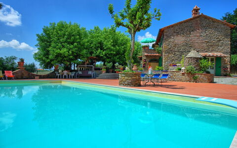 Casale San Martino: Schwimmbad, Eigentum, Freizeit, Grundeigentum, Urlaub, Estate, Resort, Wasser, Gebäude, Haus