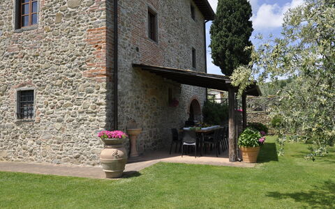 Villa Claudia: Pflanze, Fenster, Gebäude, Blumentopf, Zimmerpflanze, Wolke, Haus, Baum, Gras, Strauch
