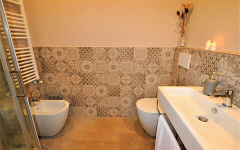 Villa Claudia: Braun, Armatur, Zapfhahn, Bad Sink, Eigentum, Sinken, Badezimmer, Gebäude, Lila, Interior Design
