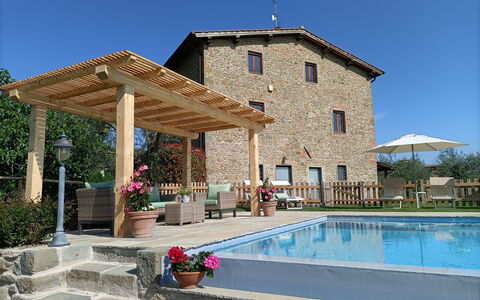 Villa Claudia: Pflanze, Wasser, Himmel, Eigentum, Blume, Gebäude, Schatten, Schwimmbad, Freizeit, Baum