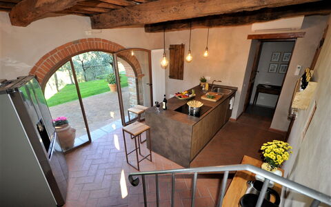 Villa Claudia: Tabelle, Pflanze, Zimmerpflanze, Gebäude, Interior Design, Fussboden, Stuhl, Couch, Wohnzimmer, Holz