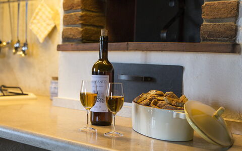 Villa Claudia: Essen, Tabelle, Flasche, Geschirr, Wein, Barware, Teller, Interior Design, Drinkware, Holz