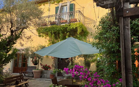 Villa Toppani Del Sodo: Pflanze, Gebäude, Eigentum, Botanik, Blume, Schatten, Beleuchtung, Die Architektur, Tisch Im Freien, Haus