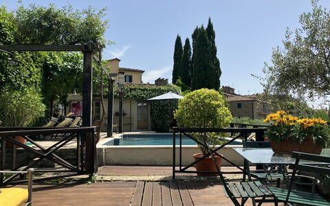 Villa Toppani Del Sodo: Himmel, Tabelle, Gebäude, Pflanze, Schatten, Baum, Gartenmöbel, Stuhl, Blumentopf, Freizeit
