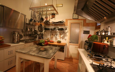Villa Toppani Del Sodo: Countertop, Cabinetry, Tabelle, Möbel, Küche, Küchengerät, Beleuchtung, Herd, Holz, Interior Design