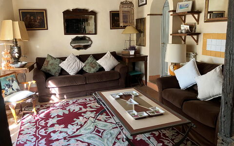 Villa Toppani Del Sodo: Bilderrahmen, Möbel, Komfort, Beleuchtung, Interior Design, Lampe, Fussboden, Flooring, Holz, Wohnzimmer