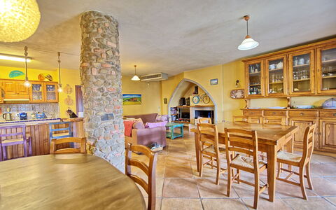 Villa Poggiospinoso: Eigentum, Zimmer, Gebäude, Gelb, Interior Design, Grundeigentum, Restaurant, Möbel, Haus, Esszimmer