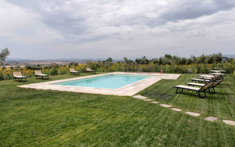 Villa Milluzzi: Wolke, Himmel, Schwimmbad, Pflanze, Baum, Schatten, Gebäude, Rechteck, Gras, Fussboden