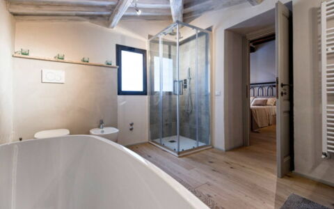 Villa Milluzzi: Badewanne, Armatur, Gebäude, Badezimmer, Fussboden, Holz, Flooring, Zapfhahn, Komfort