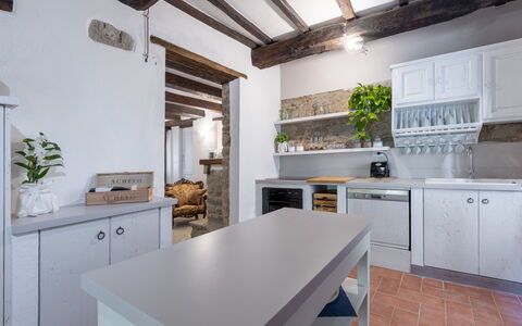 Villa Il Biancospino: Cabinetry, Countertop, Eigentum, Möbel, Tabelle, Pflanze, Spüle, Küchengerät, Herd, Küche