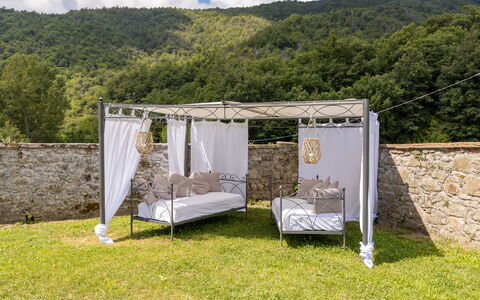 Villa Il Biancospino: Eigentum, Wolke, Himmel, Pflanze, Schatten, Grundstueck, Baum, Freizeit, Gras, Zelt