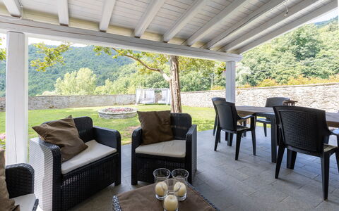 Villa Il Biancospino: Möbel, Tabelle, Eigentum, Stuhl, Pflanze, Geschirr, Schatten, Interior Design, Baum, Wohnzimmer