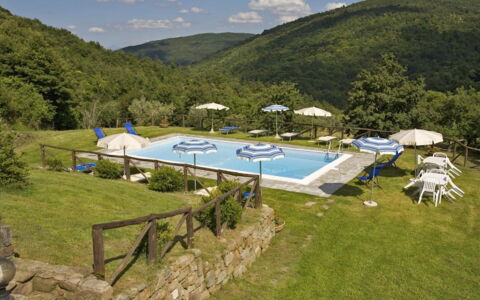 Villa Il Biancospino: Pflanze, Berg, Himmel, Wolke, Wasser, Schwimmbad, Baum, Schatten, Grundstueck, Natürliche Landschaft