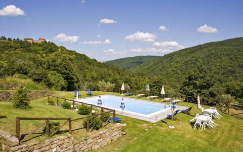 Villa Il Biancospino: Wolke, Himmel, Wasser, Pflanze, Berg, Schwimmbad, Natürliche Landschaft, Baum, Hochland, Freizeit
