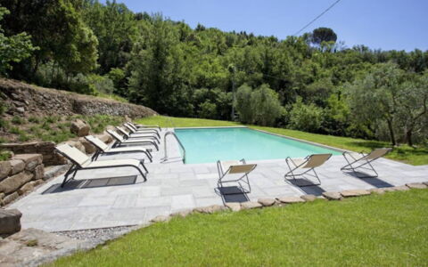 Villa Sole: Wasser, Pflanze, Himmel, Pflanzengemeinschaft, Schwimmbad, Schatten, Grundstueck, Baum, Gras, Gartenmöbel