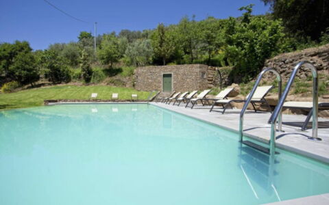 Villa Sole: Wasser, Pflanze, Eigentum, Himmel, Schwimmbad, Gebäude, Azurblau, Stuhl, Baum, Gartenmöbel