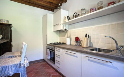 Villa Sole: Cabinetry, Spüle, Sinken, Countertop, Zapfhahn, Gebäude, Küche, Herd, Holz, Beleuchtung
