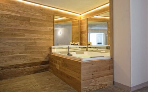 Villa Sole: Spiegel, Eigentum, Zapfhahn, Möbel, Armatur, Sinken, Badewanne, Badezimmerschrank, Badezimmer, Holz