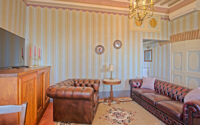 Messere: Holz, Zimmer, Interior Design, Braun, Wohnzimmer, Möbel, Leuchter, Couch, Decke, Fussboden