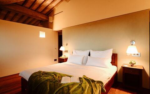 Villa Pianvecchio: Holz, Bett, Beleuchtung, Zimmer, Interior Design, Eigentum, Schlafzimmer, Wand, Bedding, Textil