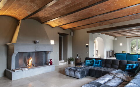Villa Pianvecchio: Holz, Zimmer, Interior Design, Eigentum, Fussboden, Feuerstelle, Decke, Couch, Wand, Wohnzimmer