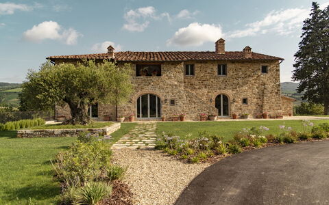 Villa Pianvecchio: Pflanze, Grundstueck, Haus, Strauch, Grundeigentum, Garten, Ländliches Gebiet, Tür, Dach, Backstein